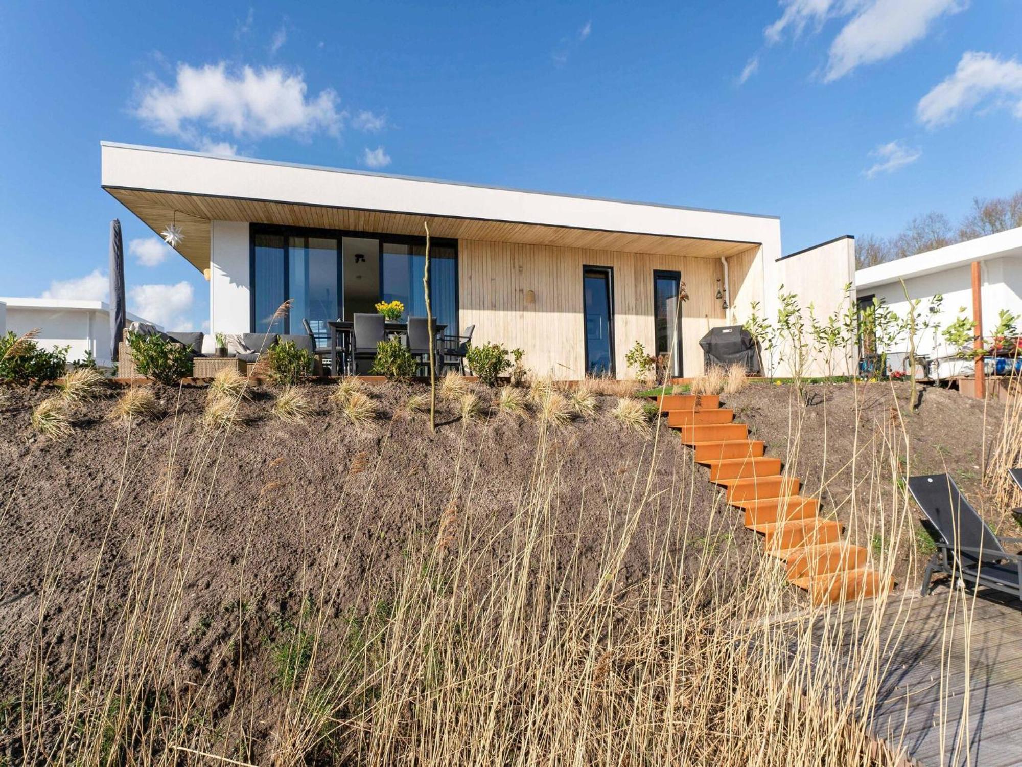 Villa Family With Garden And Jetty